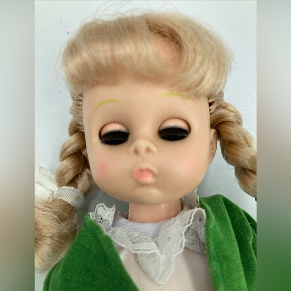 Vintage 1990 Playmates Ireland Doll, Red Kilt And Green Velvet Blazer. Scottish - Picture 9 of 10